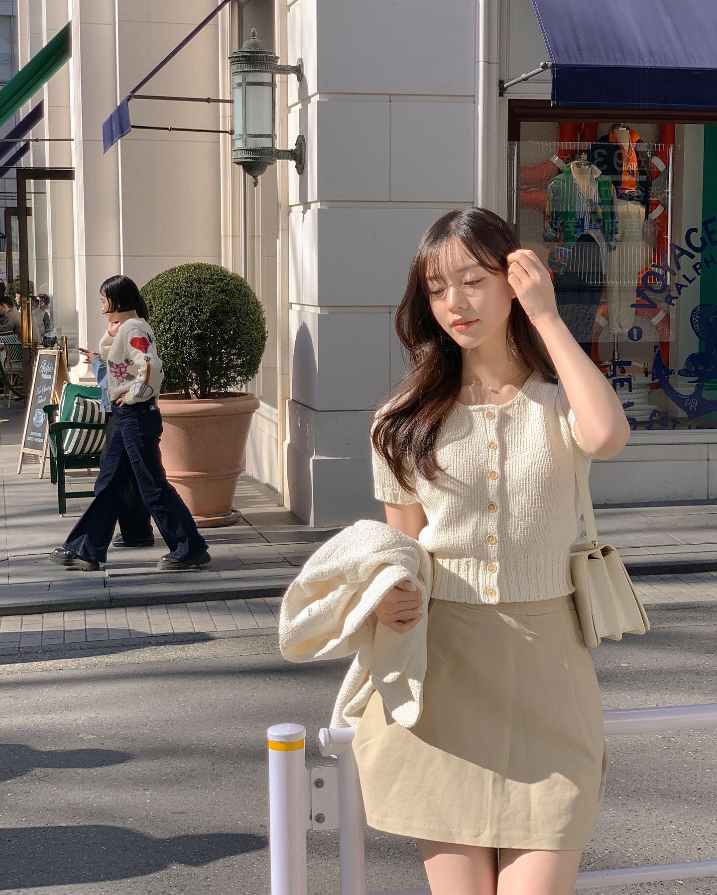 5 mẫu chân váy ngắn trẻ trung mà vẫn tinh tế dành cho tuổi ngoài 40-2