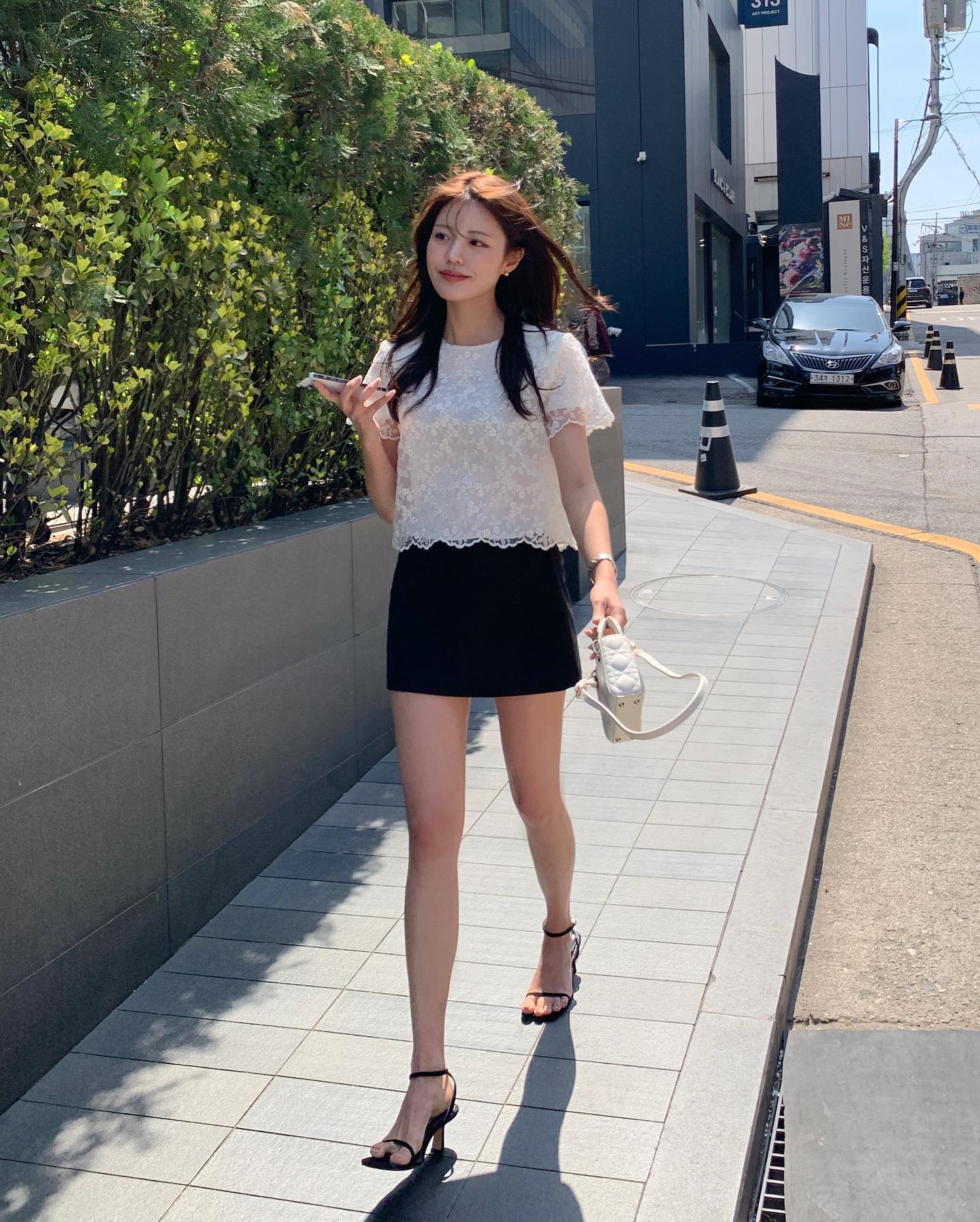 5 mẫu chân váy ngắn trẻ trung mà vẫn tinh tế dành cho tuổi ngoài 40-3