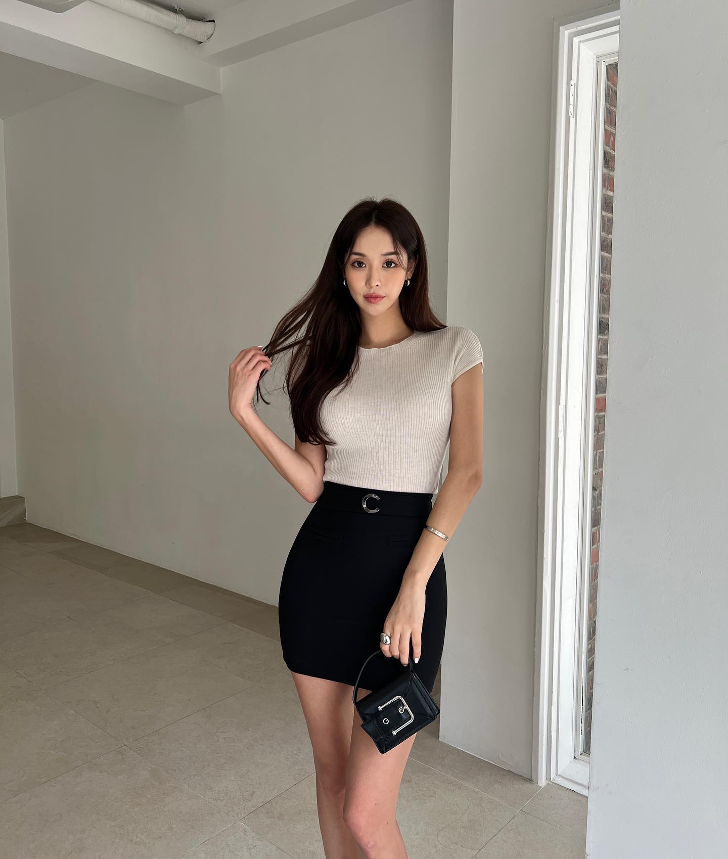 5 mẫu chân váy ngắn trẻ trung mà vẫn tinh tế dành cho tuổi ngoài 40-4