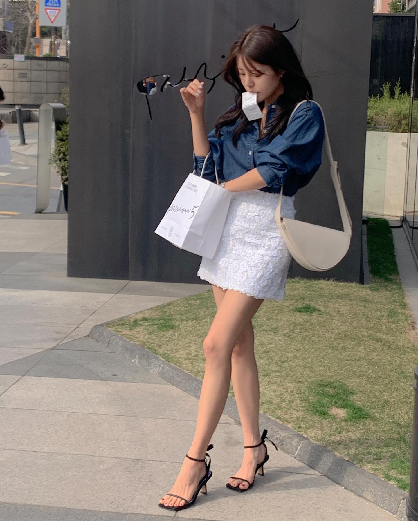 5 mẫu chân váy ngắn trẻ trung mà vẫn tinh tế dành cho tuổi ngoài 40-5