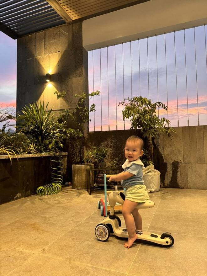 Vợ Phan Mạnh Quỳnh hé lộ điểm đặc biệt trên sân thượng căn biệt thự biển Nha Trang của hai vợ chồng-4