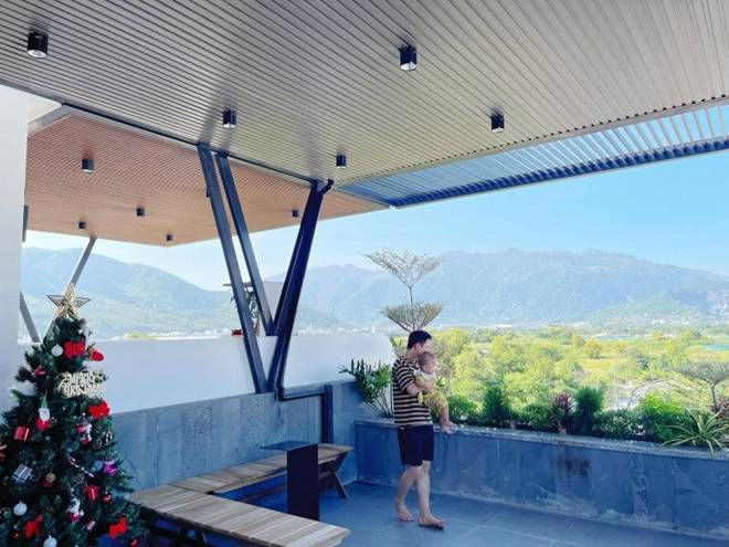 Vợ Phan Mạnh Quỳnh hé lộ điểm đặc biệt trên sân thượng căn biệt thự biển Nha Trang của hai vợ chồng-5