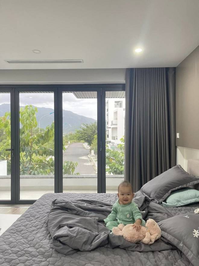 Vợ Phan Mạnh Quỳnh hé lộ điểm đặc biệt trên sân thượng căn biệt thự biển Nha Trang của hai vợ chồng-7