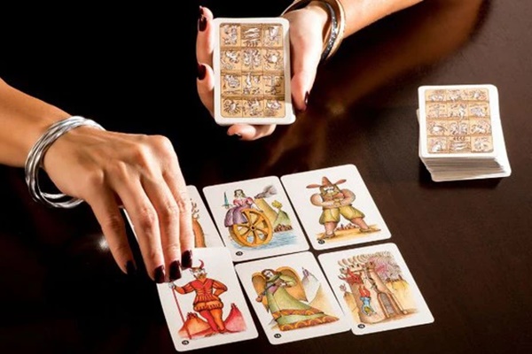 Tin theo bói bài Tarot, cô gái 25 tuổi không dám làm 1 việc, kết quả phải nhập viện điều trị tâm thần-1