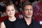 Angelina Jolie làm gì giữa lúc đàn con thi nhau bỏ họ Brad Pitt?-6