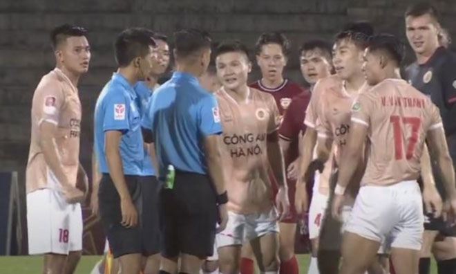 Cầu thủ CLB Công an Hà Nội quây trọng tài, phó đoàn có hành động lạ-1