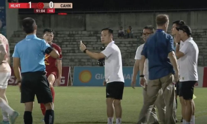 Cầu thủ CLB Công an Hà Nội quây trọng tài, phó đoàn có hành động lạ-2