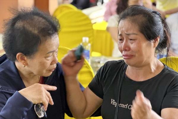 Vụ bé 5 tuổi bị bỏ quên trên xe :Đau thắt khi thấy cháu tím tái, tay rớm máu”-3