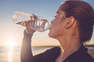 2 sai lầm khi uống nước khiến tim, thận 'kiệt quệ': Nhiều người vẫn làm vào ngày nắng nóng