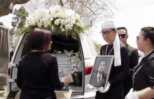 Lễ an táng Đức Tiến: Nghẹn ngào khoảnh khắc con gái vẫy tay chào, dàn sao Vbiz gục khóc tiễn biệt phút cuối-1