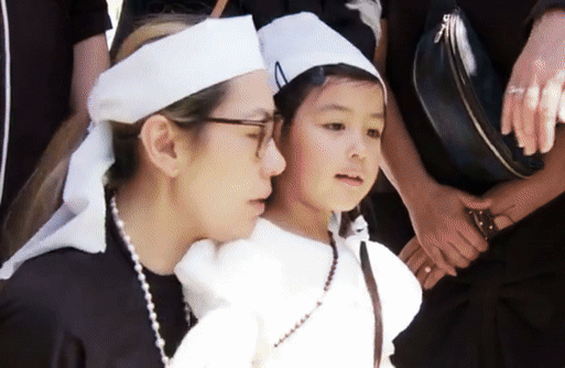 Lễ an táng Đức Tiến: Nghẹn ngào khoảnh khắc con gái vẫy tay chào, dàn sao Vbiz gục khóc tiễn biệt phút cuối-7