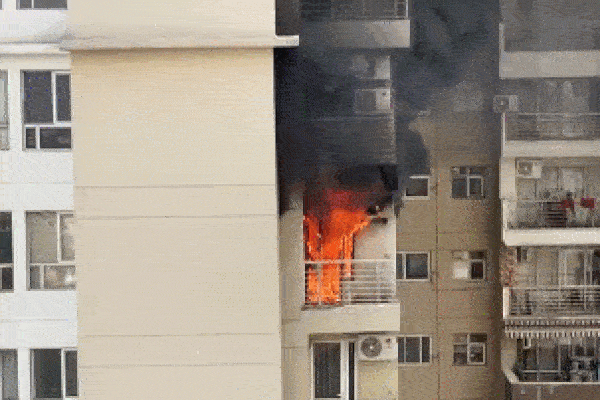 Clip: Máy điều hòa phát nổ khiến căn hộ chung cư bốc cháy ngùn ngụt