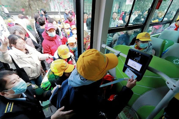 Xe bus chở học sinh lắp 13 camera tránh quên hành khách, tài xế ngáp lập tức bị nhắc nhở-1