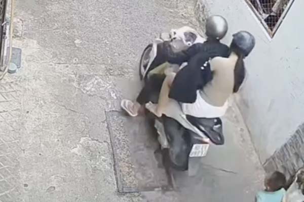 Khoảnh khắc tài xế xe buýt đánh lái, tông ngã 2 tên cướp trên phố-1