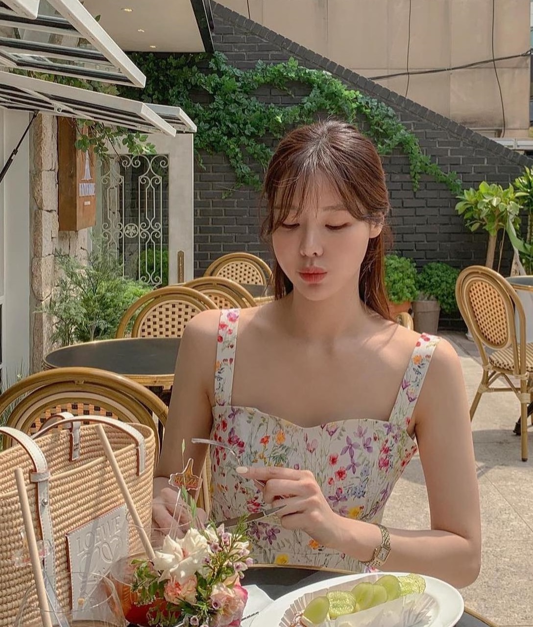 5 cách buộc tóc gọn mát và ăn ảnh cho những chuyến du lịch mùa hè-4