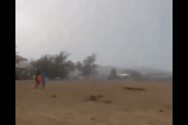 Clip: Khoảnh khắc ngôi nhà bất ngờ đổ sập khiến nhiều người bị mắc kẹt-1