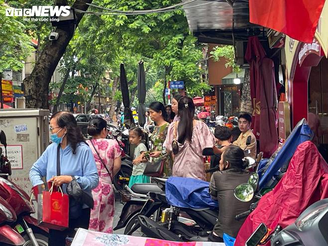 Giá vàng biến động mạnh, cửa hàng ở Hà Nội nhiều lúc ngừng bán-3