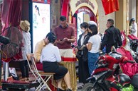 Giá vàng biến động mạnh, cửa hàng ở Hà Nội nhiều lúc ngừng bán