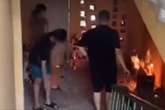 Nhóm người thản nhiên đốt vàng mã ngay cầu thang khu tập thể ở Hà Nội