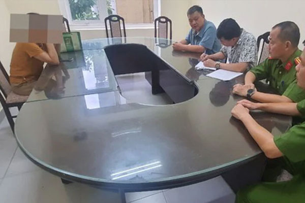 Người phụ nữ đốt vàng mã ở cầu thang khu tập thể bị phạt 4 triệu đồng-1