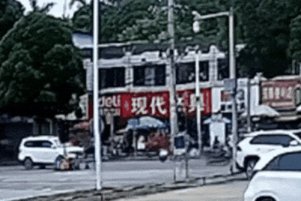 Clip: Người đàn ông hung hăng tát ngã bé trai và lý do bất ngờ-1