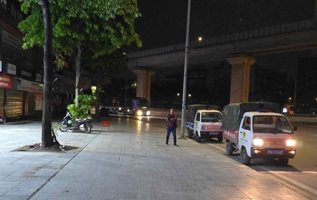 Truy tìm người mẹ vụ thi thể trẻ sơ sinh treo trên thân cây ở Hà Nội-1