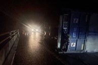 Xe tải đâm nhau trên tuyến La Sơn - Hòa Liên, một xe văng khỏi cầu