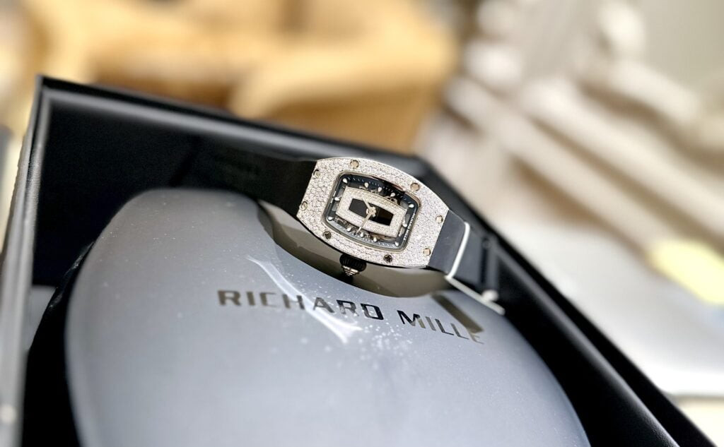 Bộ sưu tập đồng hồ gắn kim cương đắt đỏ bậc nhất thế giới của ca sĩ Lệ Quyên-7