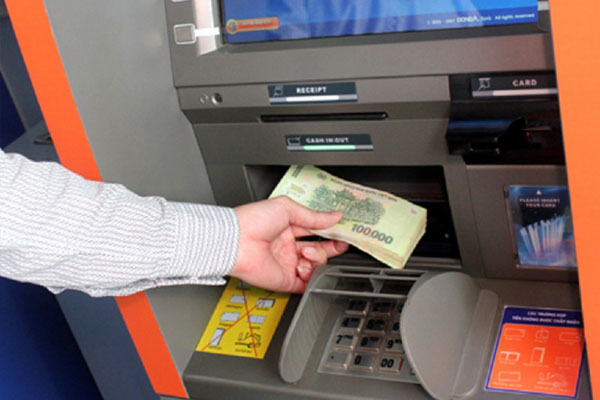 Điều ít biết: Một cây ATM có bao nhiêu tiền?-1