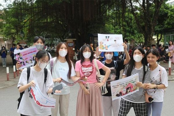 Nhóm học sinh dậy sớm đưa bạn đi thi chuyên, chuẩn bị quà bất ngờ trong 1 tháng-1