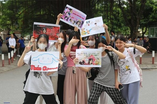 Nhóm học sinh dậy sớm đưa bạn đi thi chuyên, chuẩn bị quà bất ngờ trong 1 tháng-2