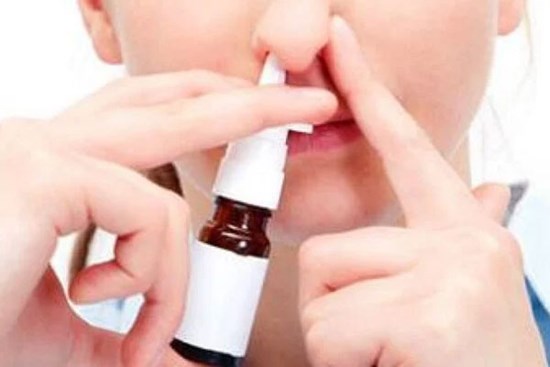 Bụng phình to, tay chân teo, suy thượng thận vì thuốc xịt mũi