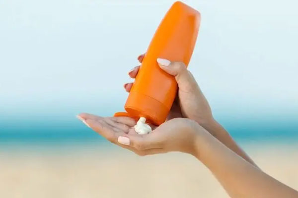 Lưu ý để tránh da cháy nắng, sạm đen khi đi biển-1