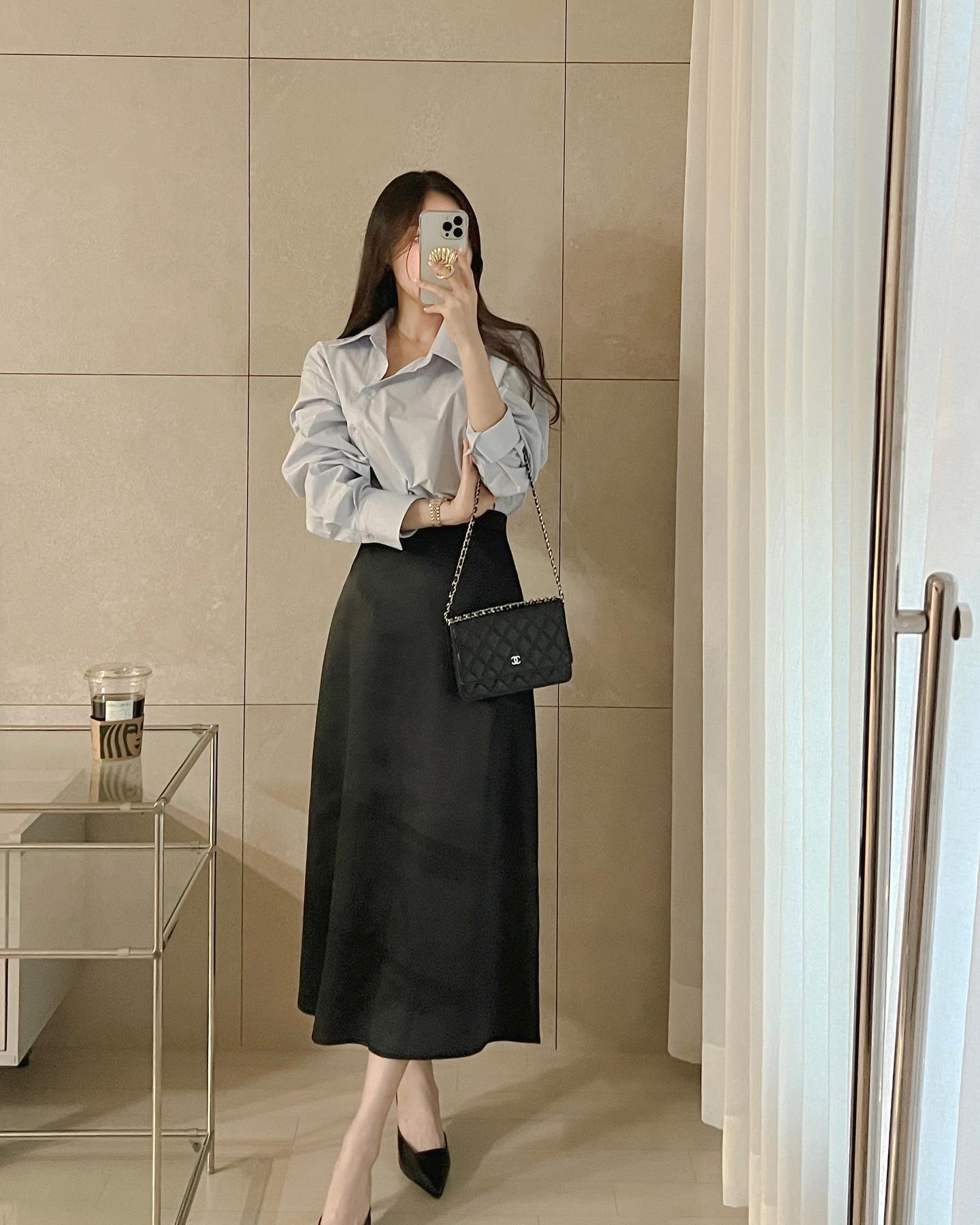 10 cách mặc chân váy đen dành cho người thích phong cách tối giản-1