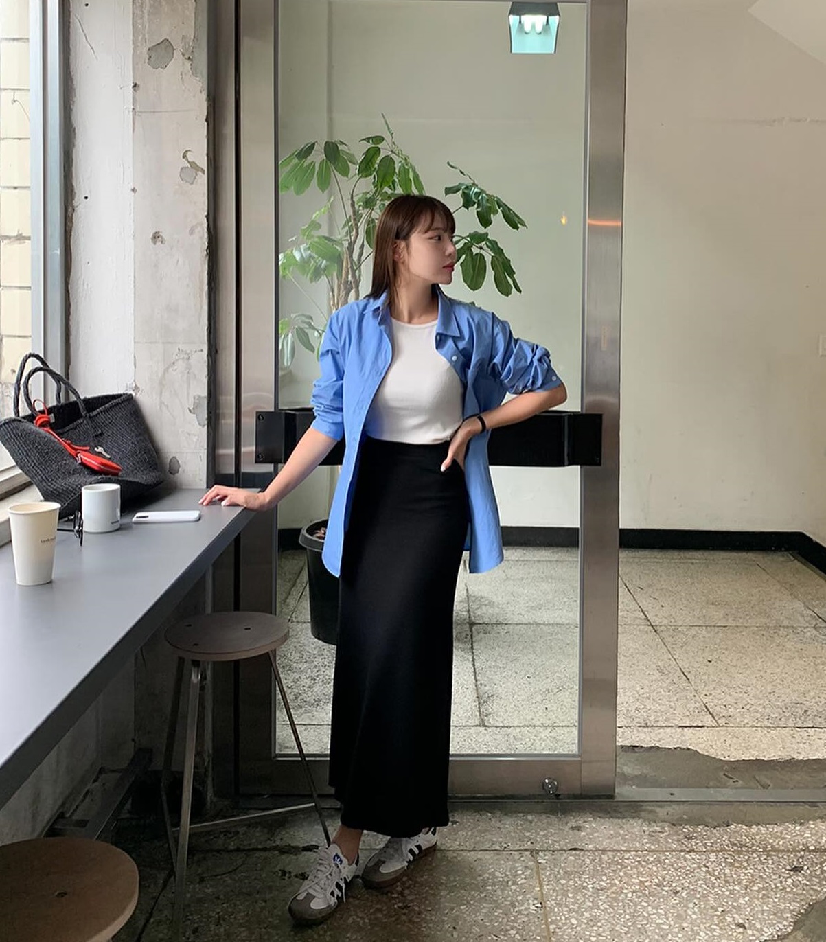10 cách mặc chân váy đen dành cho người thích phong cách tối giản-4