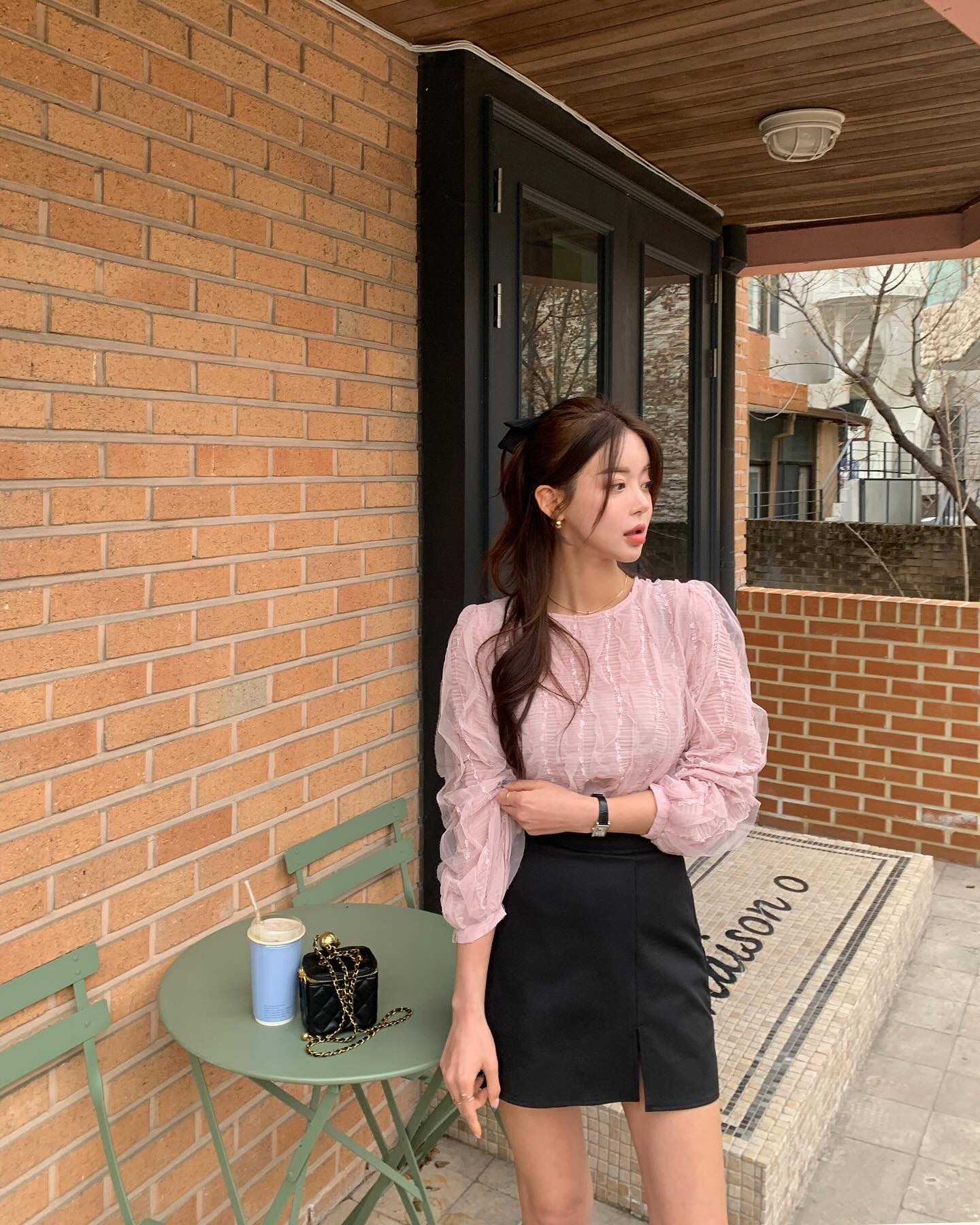 10 cách mặc chân váy đen dành cho người thích phong cách tối giản-5