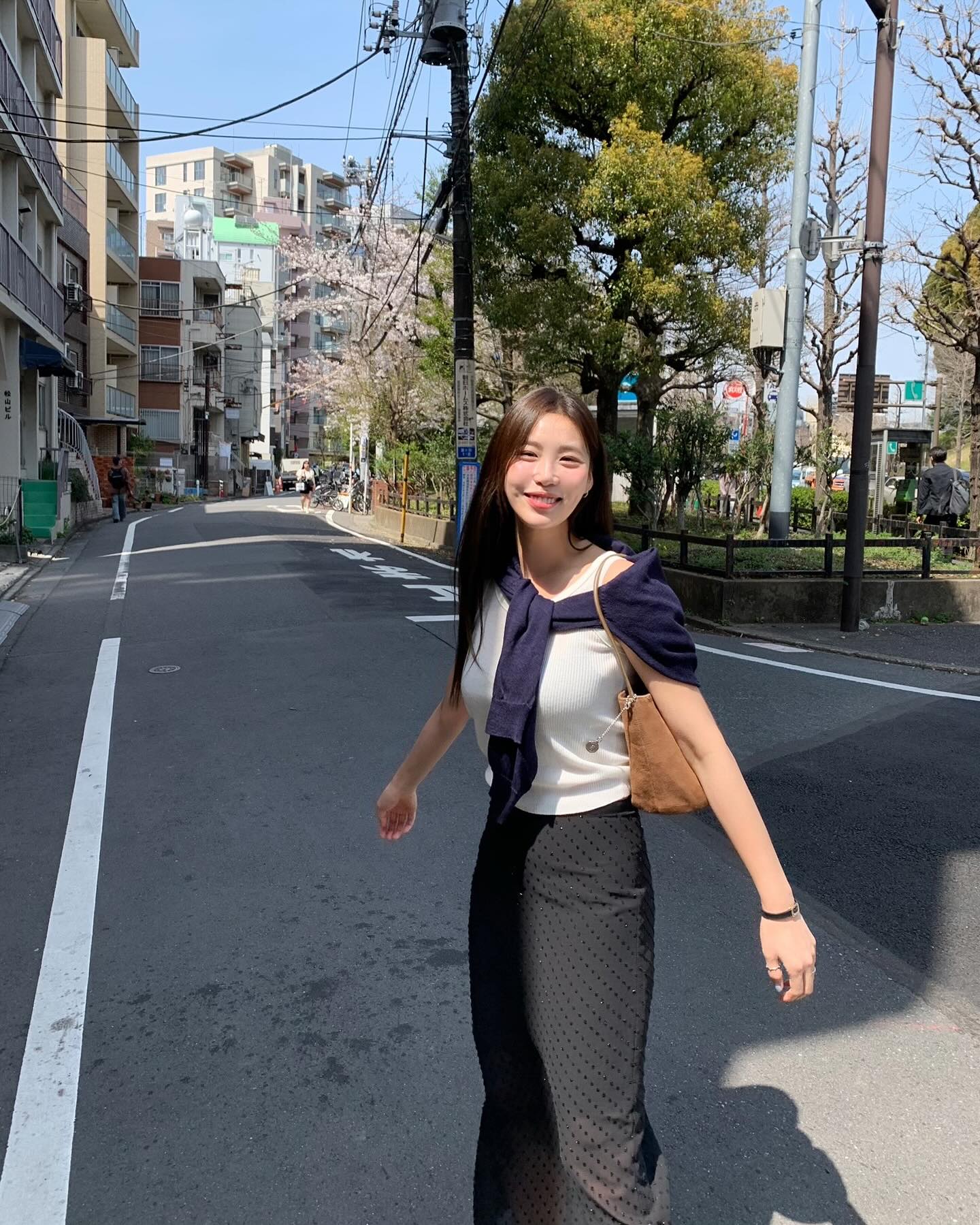 10 cách mặc chân váy đen dành cho người thích phong cách tối giản-6