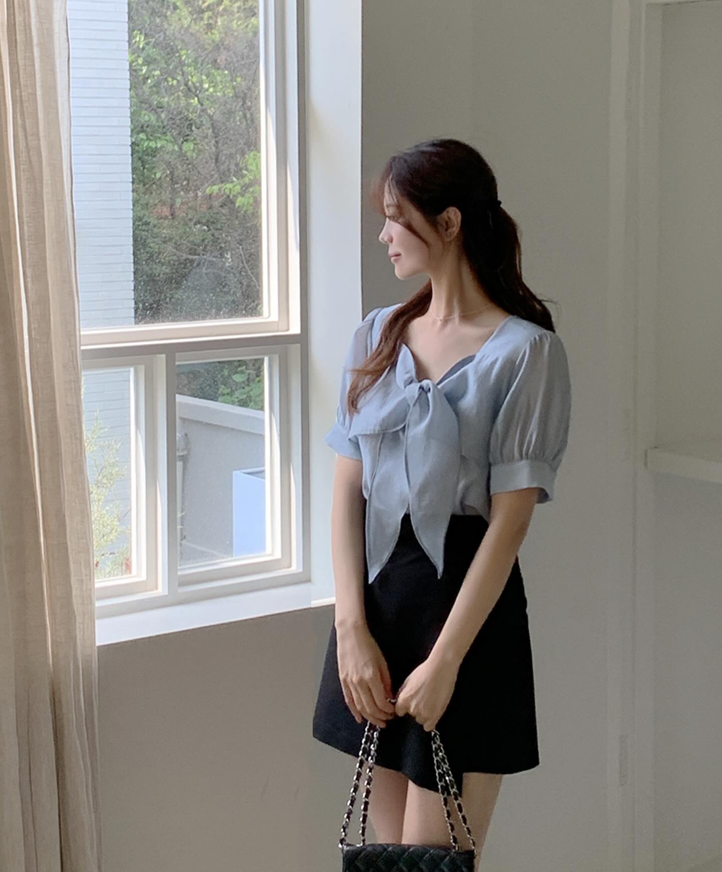 10 cách mặc chân váy đen dành cho người thích phong cách tối giản-7