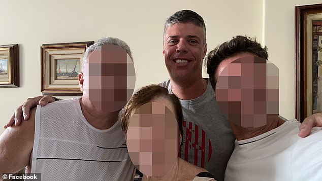 Được bạn gái hôn âu yếm trong thang máy, người đàn ông không ngờ bản thân chuẩn bị bước vào cửa tử-1