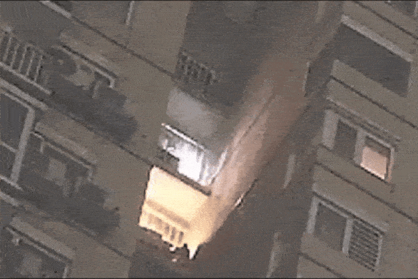 Điếu thuốc rơi vào ban công khiến căn hộ chung cư bốc cháy dữ dội