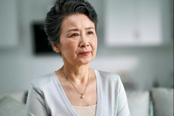 Tôi 61 tuổi, giúp con trai trả nợ 14 triệu đồng/tháng suốt 5 năm, tới khi ốm nằm viện, con trai dửng dưng báo bận đi công tác: Sự thật khiến tôi bật khóc-1