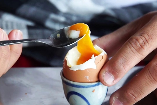 Trứng bị nứt vỡ, luộc theo cách này sẽ không sợ lòng trắng lòi ra ngoài-3