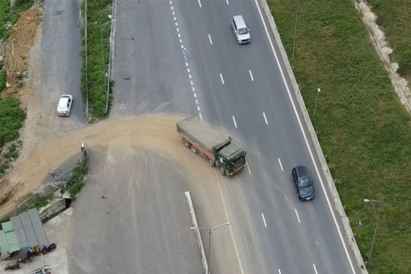Điều tra nghi vấn nhận hối lộ để mở lối tắt cho xe chở đất đi vào cao tốc Bắc - Nam-1
