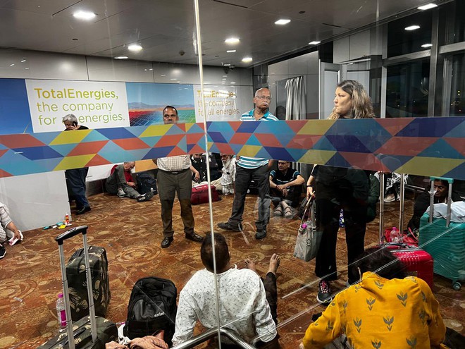 Hãng hàng không để mặc khách ngồi trong cabin máy bay không điều hòa dưới thời tiết 53 độ C, hiện trường đau lòng được hé lộ-2