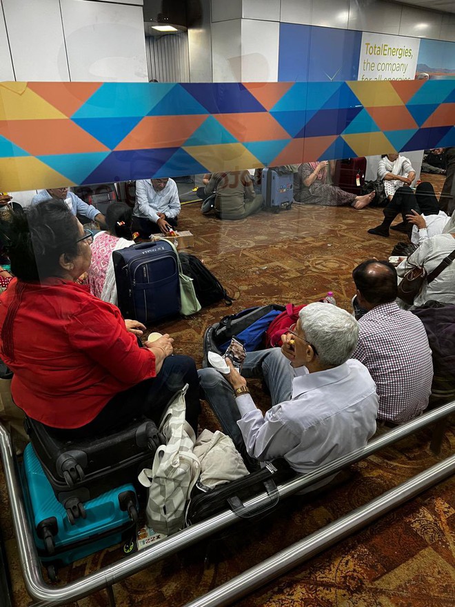 Hãng hàng không để mặc khách ngồi trong cabin máy bay không điều hòa dưới thời tiết 53 độ C, hiện trường đau lòng được hé lộ-5