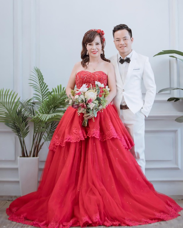 Cô dâu Thu Sao sau 6 năm kết hôn, 68 tuổi vẫn được chồng trẻ gọi là: Cô bé mãi chưa chịu lớn”-4