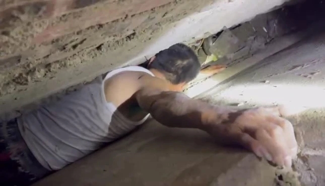 Giải cứu người đàn ông mắc kẹt giữa khe tường 2 nhà-1