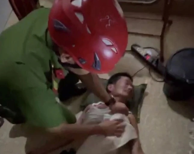 Giải cứu người đàn ông mắc kẹt giữa khe tường 2 nhà-2