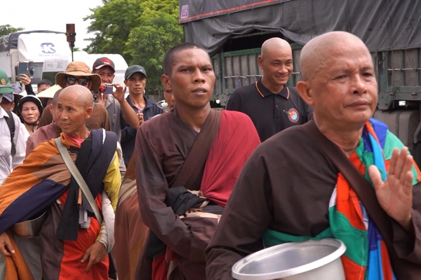 Ông Thích Minh Tuệ đã tự nguyện dừng việc đi bộ khất thực-3