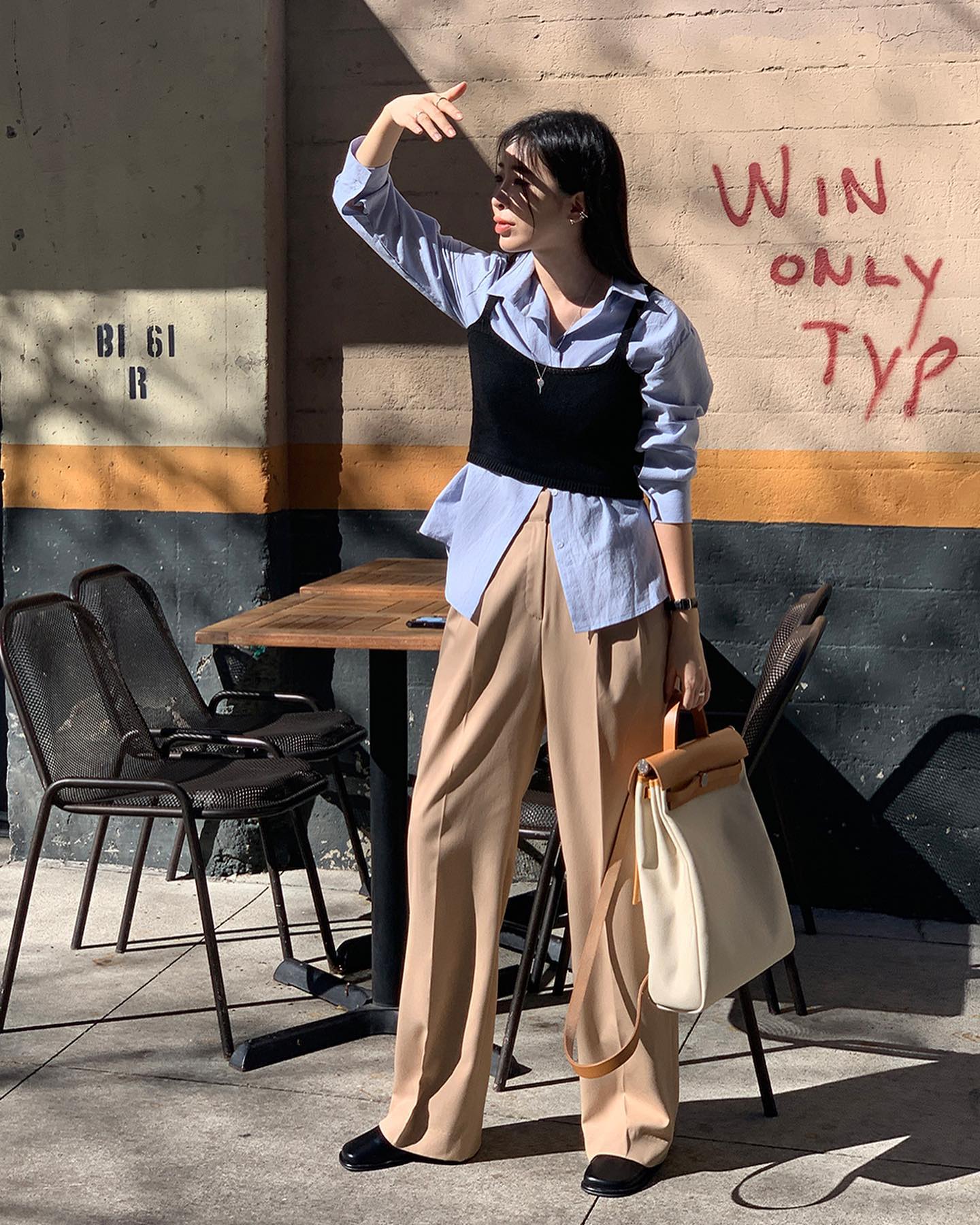 5 cách mặc trang phục màu xanh - xu hướng đang làm mưa làm gió-1